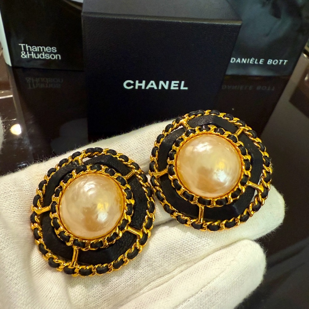 24K gold plated CHANEL vintage pearl Lambskin large clip on earrings